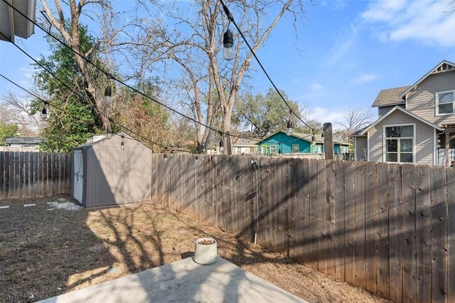 Building Photo - 1003 Fiesta St