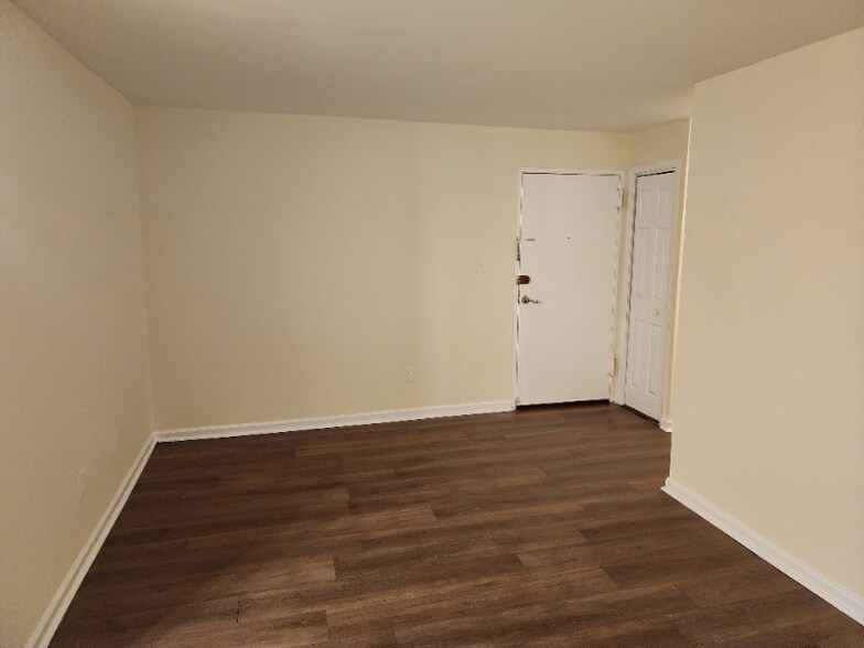 Building Photo - 1005 Chillum Rd