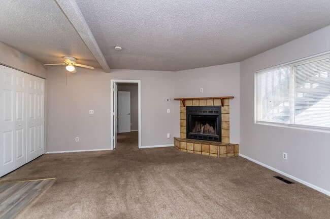 Building Photo - Inviting 2-Bed, 2-Bath in a Quiet 6-Plex