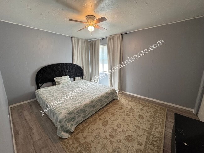 Building Photo - Charming 3-Bedroom Home