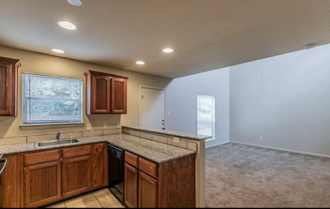 Building Photo - Spacious 1 Bedroom 1 Bath Available NOW