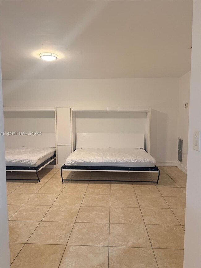 Building Photo - 18031 Biscayne Blvd