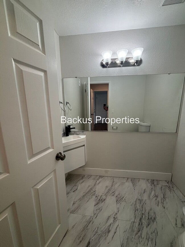 Building Photo - Updated three-bedroom unit in North Salinas