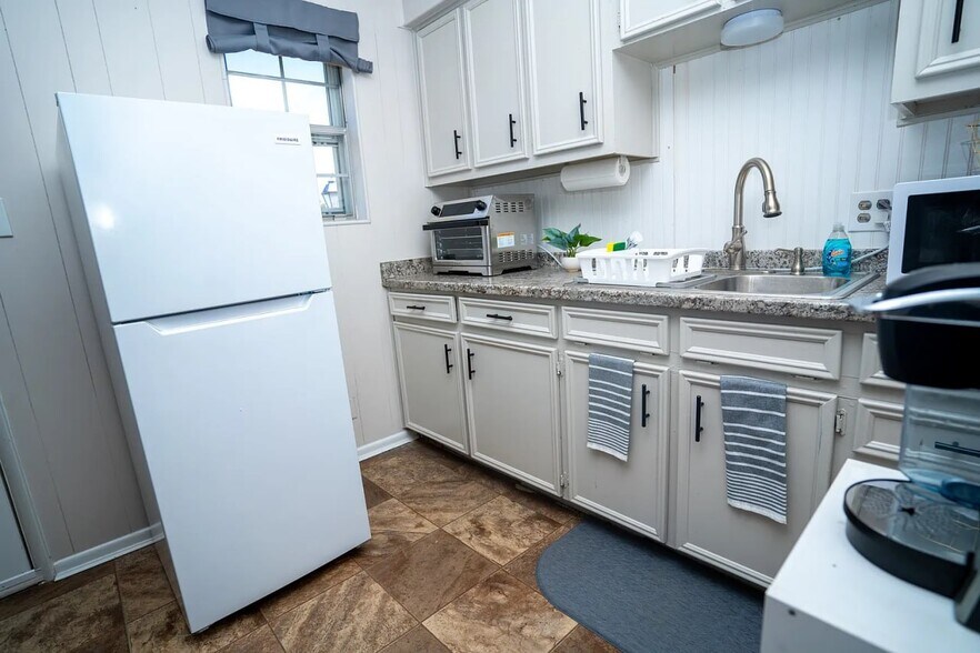 Primary Photo - Cozy Apartments