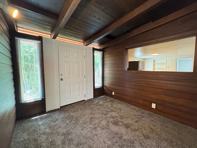 Building Photo - 3 Bedroom, 1 Bathroom S. Eugene Home