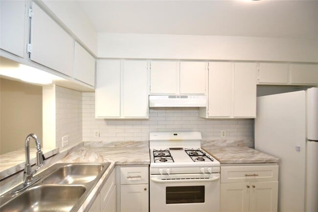 Building Photo - 1202 Southport Dr