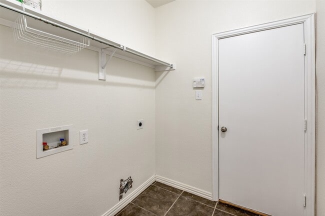 Building Photo - 7909 Creek View Dr