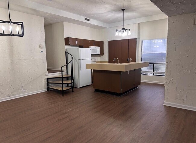 Building Photo - 5916 Lago Vista Way