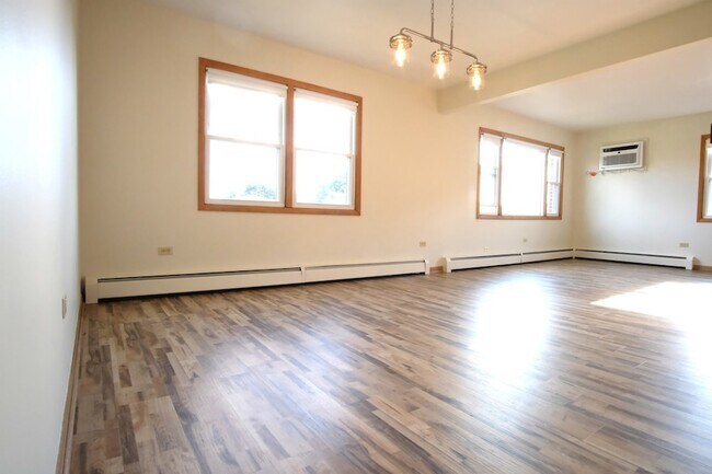 Building Photo - 8418 W Oak Ave