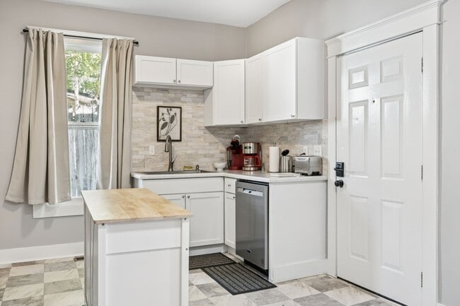 Building Photo - 920 Silverdene Pl