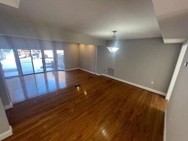 Building Photo - Newly Renovated 3 Level Townhome!
