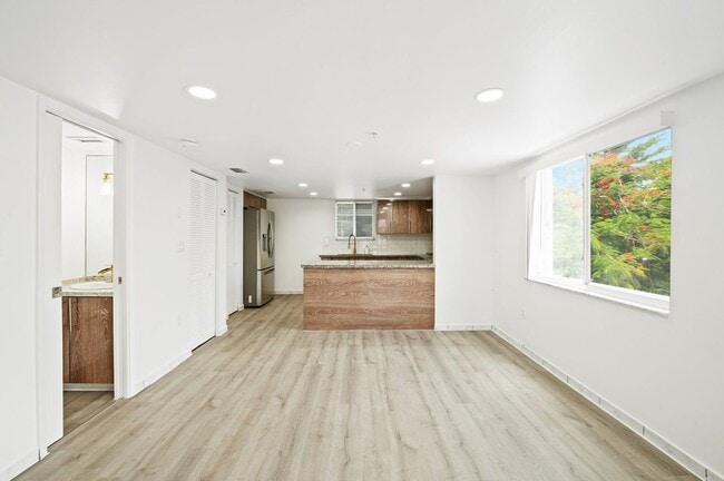 Building Photo - Newly Renovated 2 bed and 3 bath Townhome ...