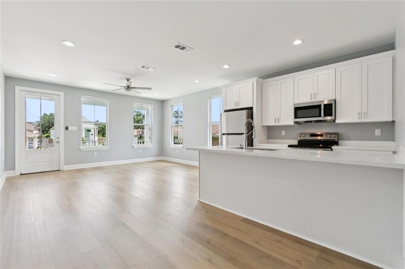 Building Photo - 1222 St Denis St