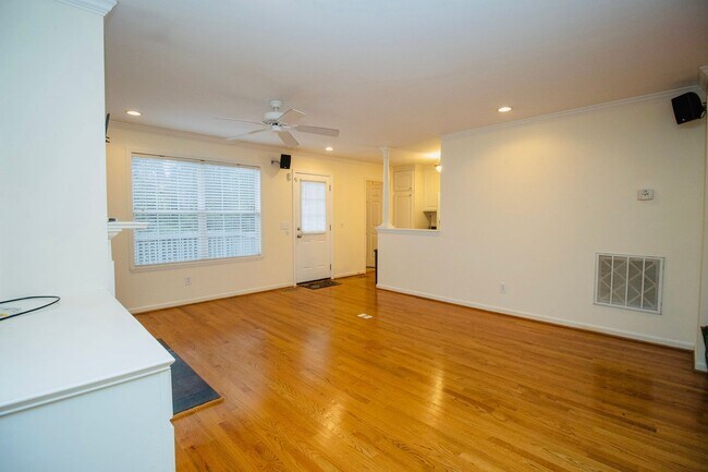 Building Photo - Charming 3 Bedroom, 2 Bathroom in Rosewood - Available May 2026!