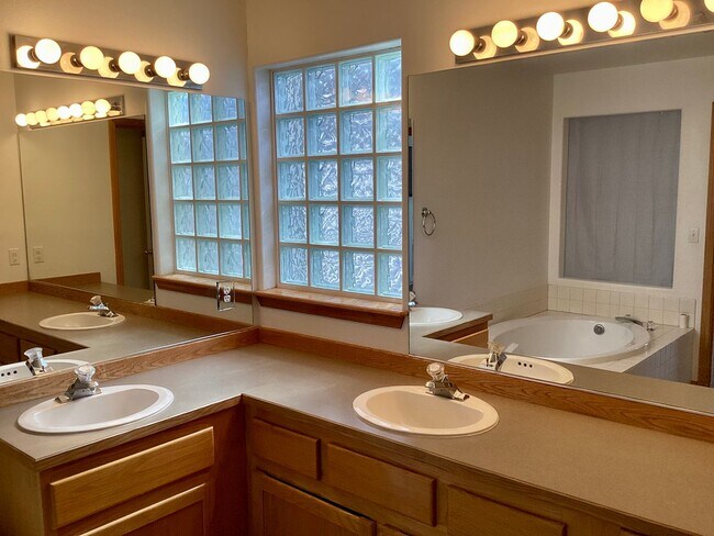 Building Photo - 3 Bed 2.5 Bath Town Home in Running Y - Ac...