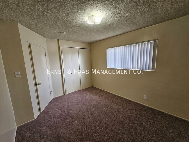 Building Photo - Great 1 Bedroom Apartment with Parking Space!