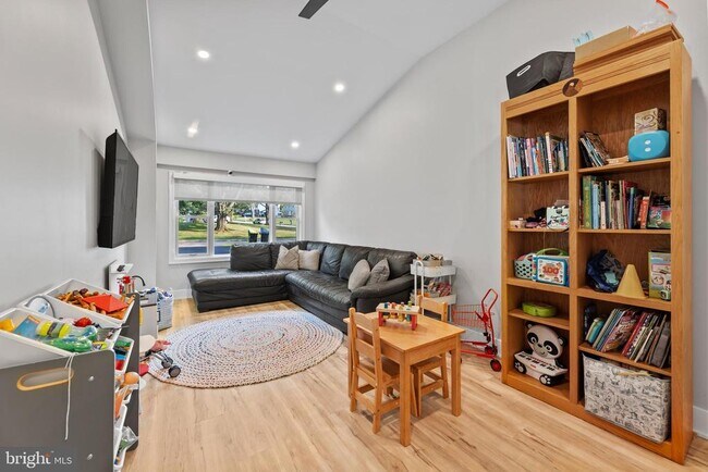 Building Photo - 1621 Clearview Ave