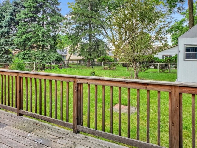 Building Photo - 720 Country Ln S