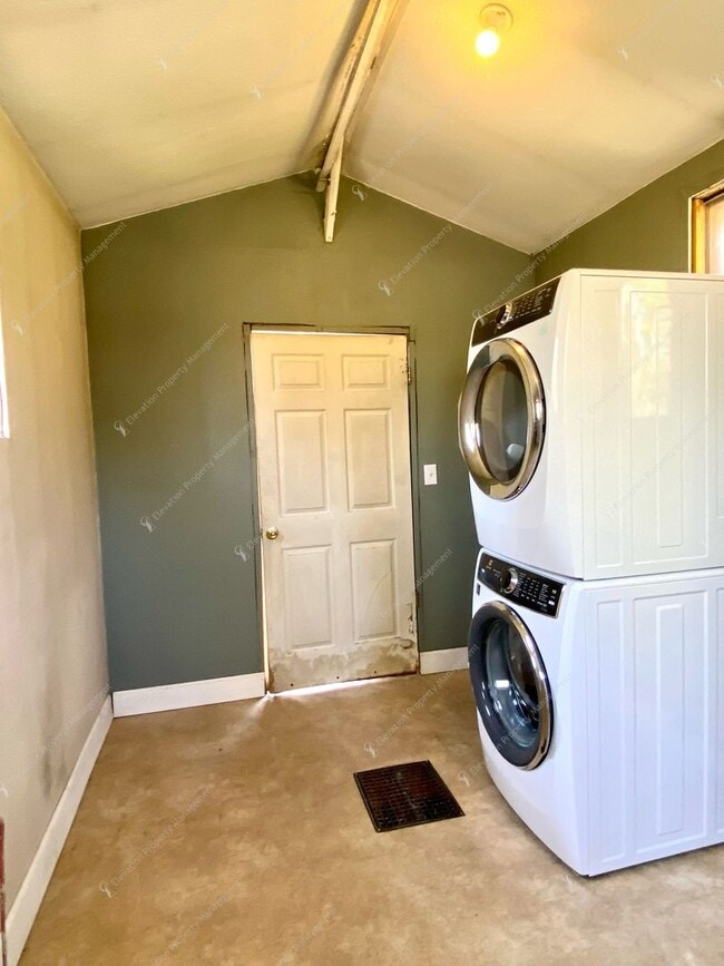 Building Photo - Unfurnished - Charming 3-Bedroom Home in D...
