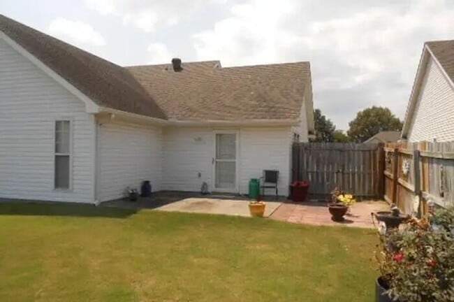 Building Photo - Beautiful 3 bed /2 bath home - Nettleton school district has a fenced back yard and 2-car garage