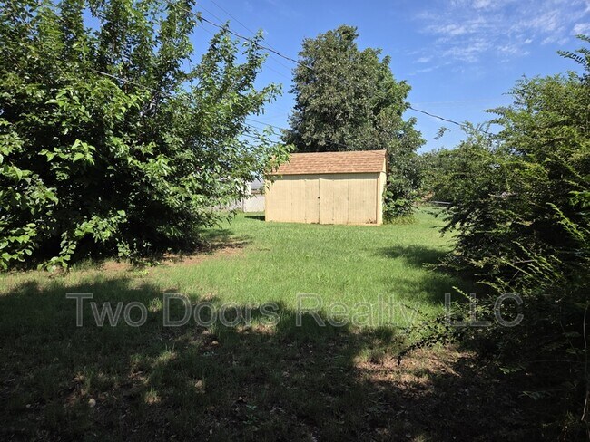 Building Photo - 3225 N Ridgewood Dr