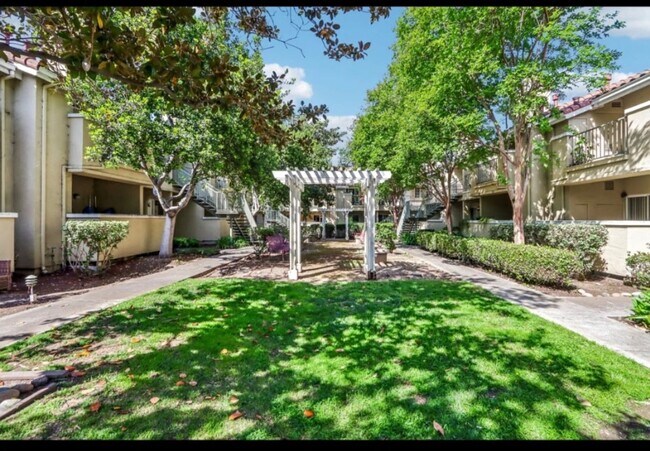 Building Photo - Beautiful Second Floor 3bd Condo w/Detached Garage & Pool