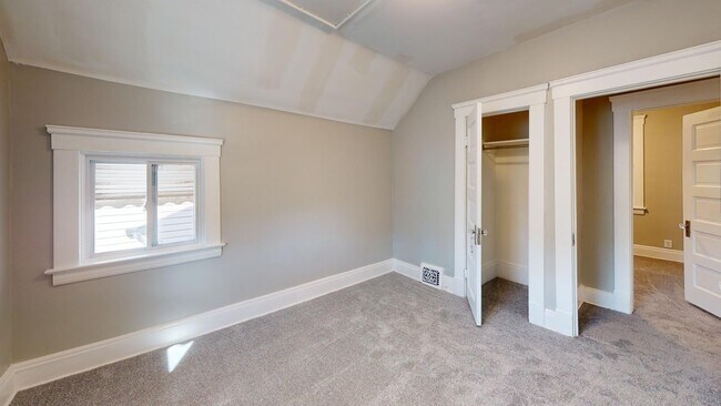 Building Photo - 3 Bed / 1 Bath in Cleveland!