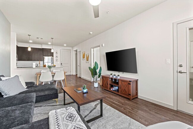 Building Photo - 711 W Broadway Rd