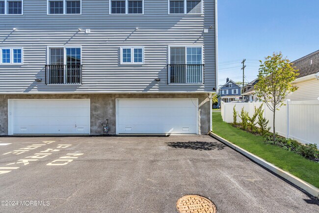 Building Photo - 333 1st St