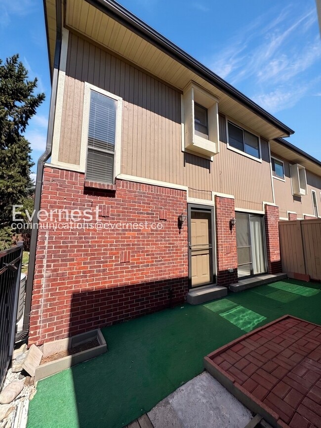 Building Photo - Modern Town Home with Stainless Steel Appliances & Pool  / 4 Beds &  3.5 Bath / Voucher Accepted ...