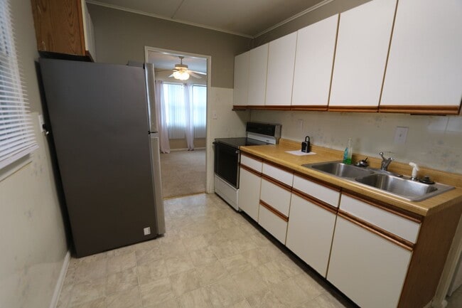 Building Photo - 3 Bedroom 1 Bath