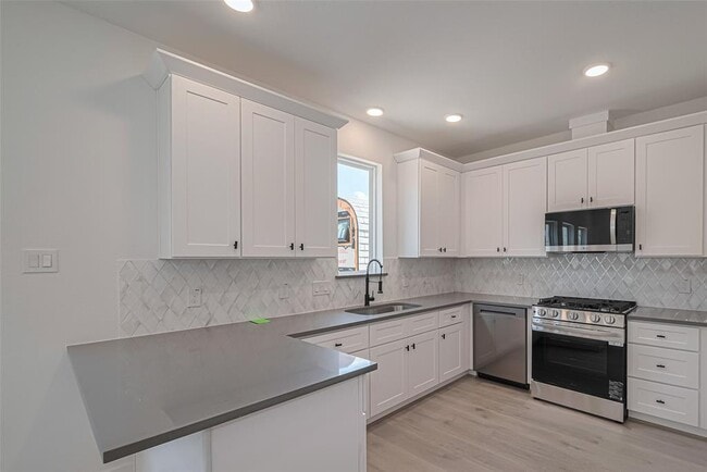 Building Photo - 1354 W 24th St