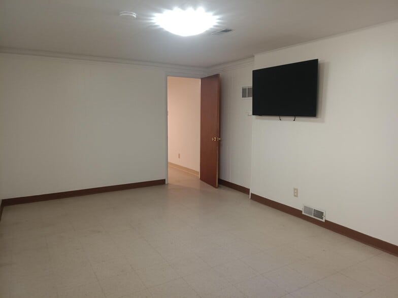 Building Photo - 335 W Kennedy Ave