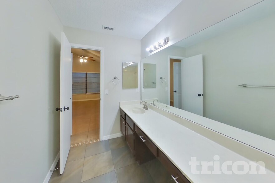 Building Photo - 419 E Springtree Way
