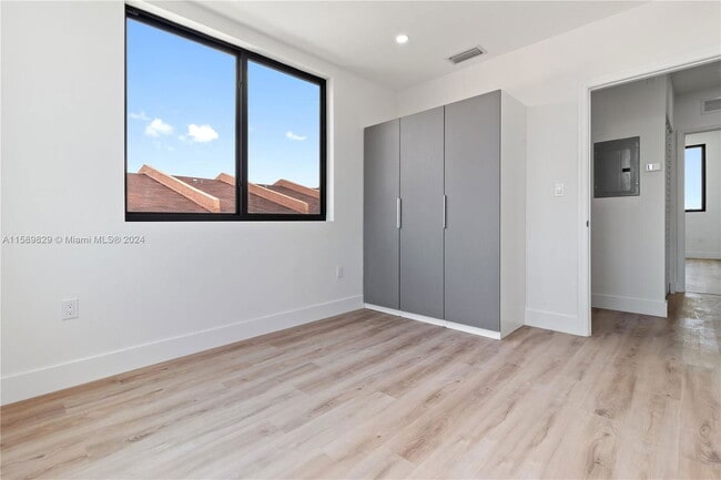 Building Photo - 135 SW 114th Ave