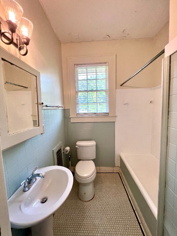 Building Photo - 712 6th Ave N