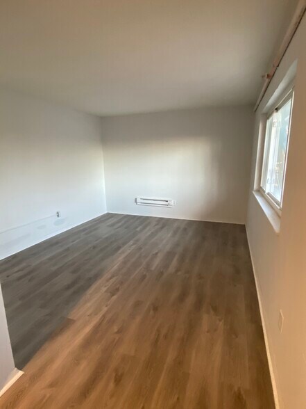 Living Room - 3935 Linden Ave