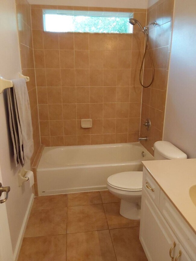 Building Photo - Cozy 3/2/2 single family house with screen...