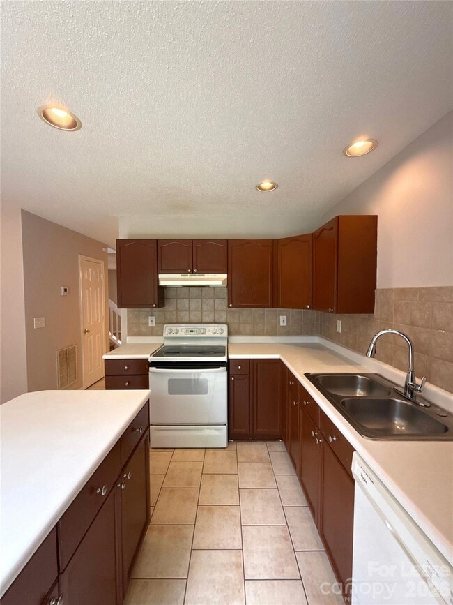Building Photo - 747 Mountainwater Dr