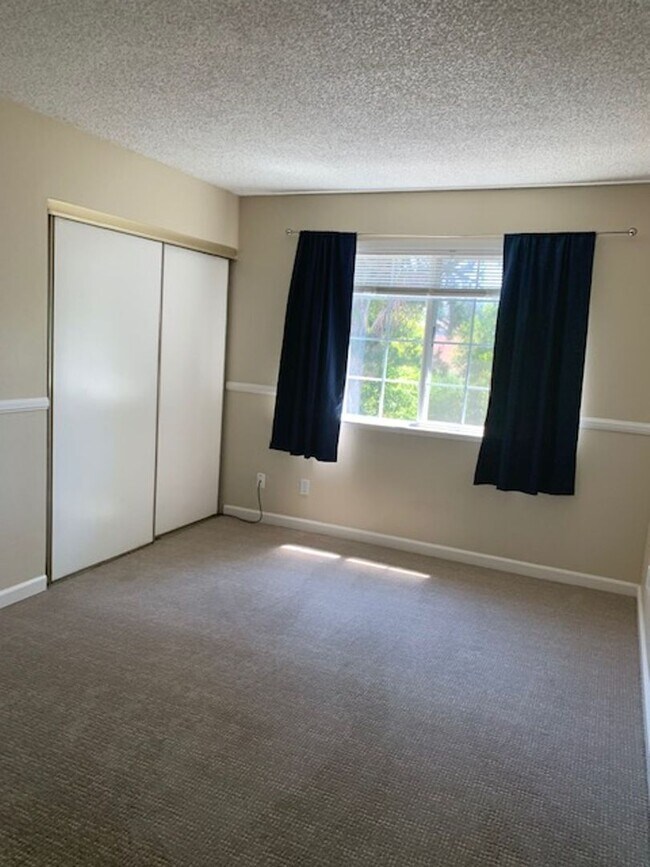 Building Photo - 1312 Jasmine Circle ~ 4 bedrooms ~ 2 baths