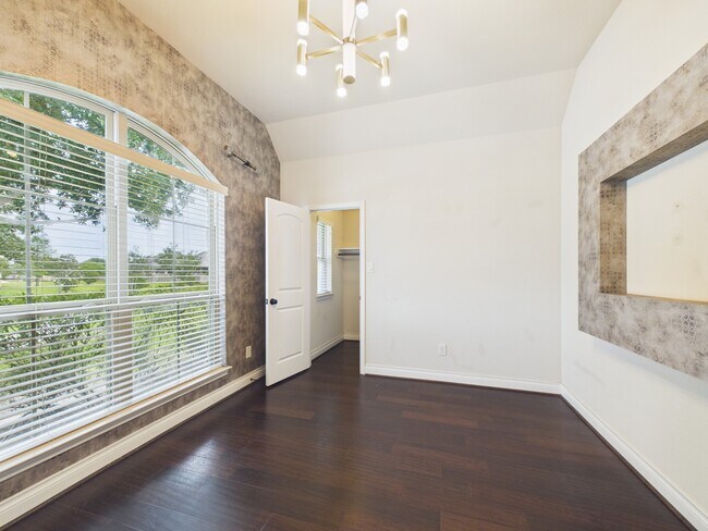 Building Photo - 2807 Naples Park Ln