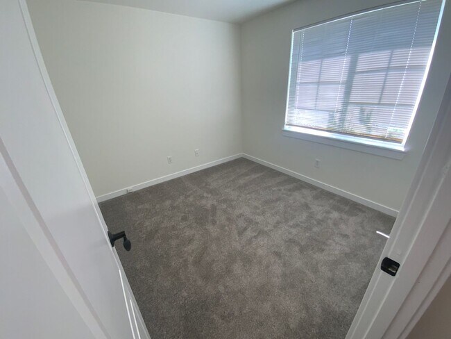 Building Photo - * Gated Community * Newly Remodel 3 bed- 2...