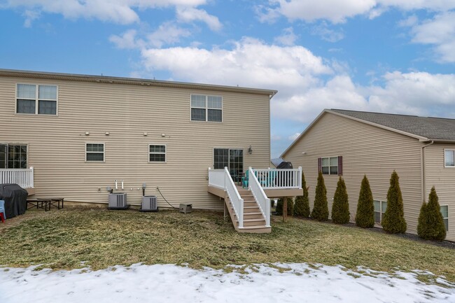 Building Photo - 4 bedroom townhome