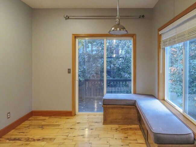 Building Photo - 4 Bedroom Home located in Summer Woods -La...