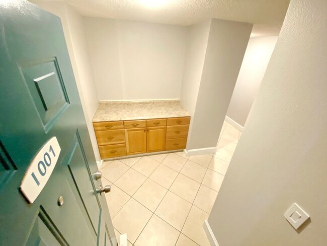 Building Photo - Rare 3-Bedroom, 2-Bath Condo in Sunny Sout...