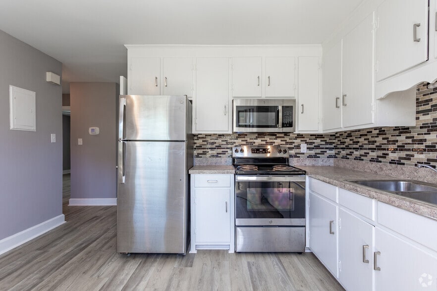 2BR, 1BA - 916SF - Kitchen - Briarcliff Apartments