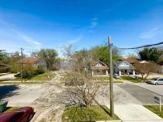 Building Photo - ***RENT READY~4 Bed RENOVATED 2 story house/w/ downstairs bedroom/Granite countertops