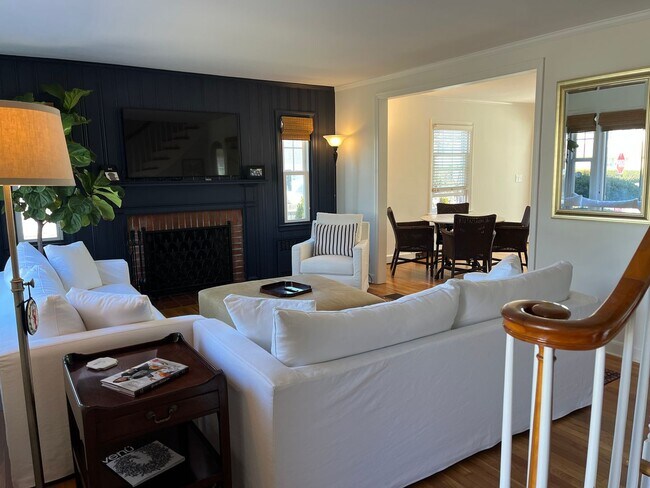 Building Photo - 3 Bedroom 2 Bath Fairfield House Near Southport