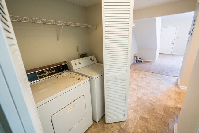 Building Photo - Cozy 2 Bedroom 2 Bathroom available NOW