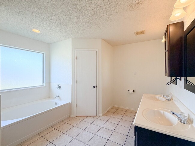 Building Photo - 3 Bedroom, 2 Bath Home in Crowley on Corner Lot